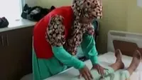 Hari Ibu, dokter dan perawat rumah sakit ini jadi tukang pijat hingga puluhan kaum perempuan menggelar aksi damai di depan Istana Negara.