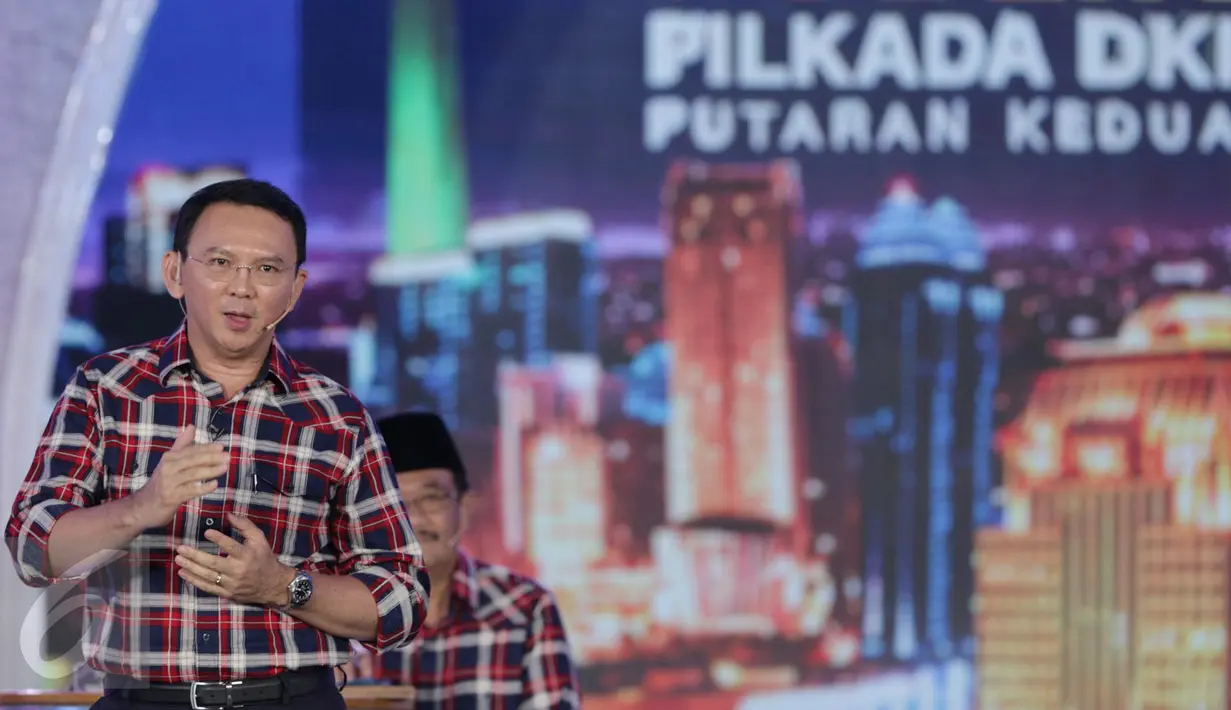Calon Gubernur no 2, Basuki Tjahaja Purnama atau Ahok menjawab pertanyaan saat debat terakhir Pilgub DKI Jakarta 2017 di Hotel Bidakara, Jakarta, Rabu (12/4). (Liputan6.com/Faizal Fanani)