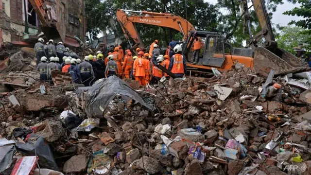 Bangunan roboh di distrik pusat Mumbai. (Foto: AFP/Indranil Mukherjee)