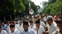 Sebelum Masuk KPU, Prabowo Sempatkan Baca Doa