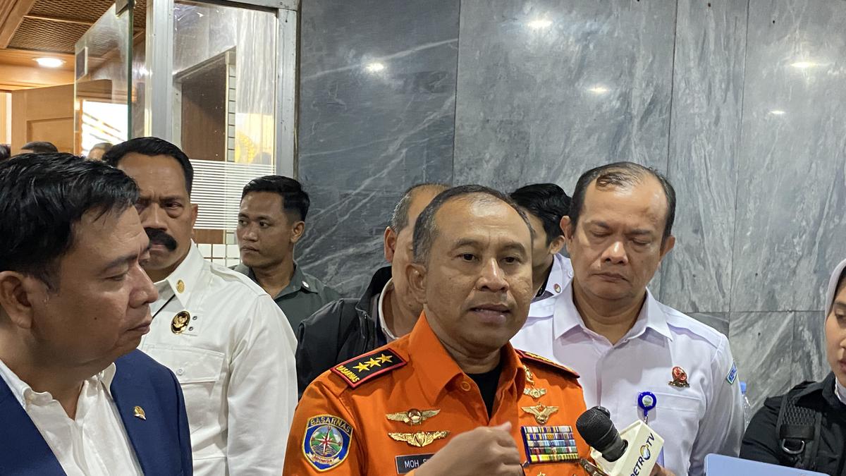 Basarnas: evakuasi korban terjepit lama karena gerbong ringsek dan ruang sempit.
Baca: