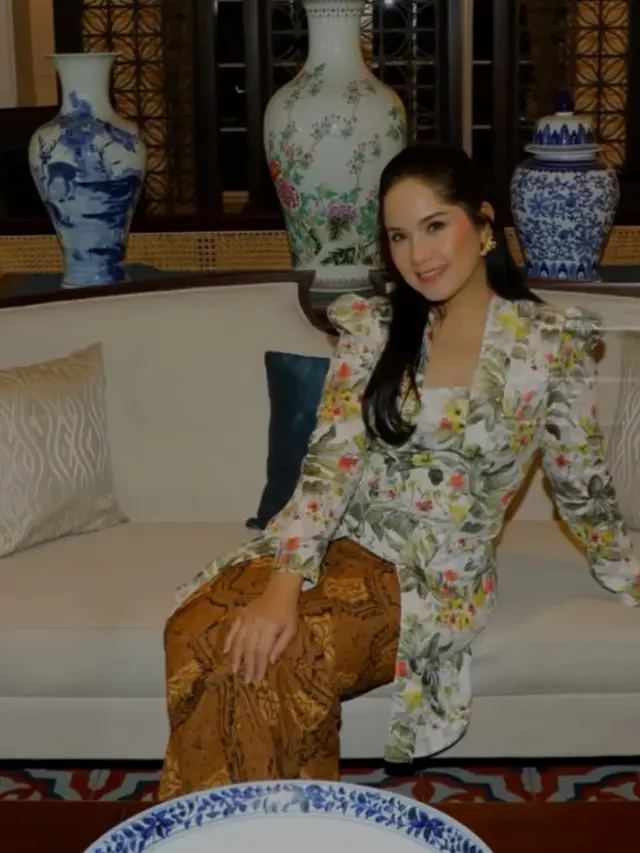 Annisa Pohan Ketika Mengenakan Kebaya Kutu Baru Motif Bunga-Bunga. [@annisayudhoyono]