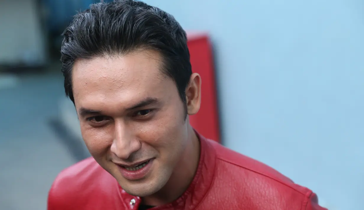 "Kalau yang sama Umi Pipik mah saya temenan aja. Kalau kemarin saya ngirim bunga itu saya yang salah, saya yang iseng," tutur Indra Bruggman di studio Trans TV, kawasan Tendean, Jakarta Selatan, Kamis (28/9). (Nurwahyunan/Bintang.com)