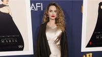Angelina Jolie Tampil Beda dengan Rambut Keriting di Pemutaran Perdana Film Maria, Dijagokan Masuk Nominasi Oscar