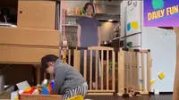 Pasangan di Jepang mencoba cara unik agar anaknya tak menangis saat ditinggal ibunya (Dok.YouTube/Daily Fun)
