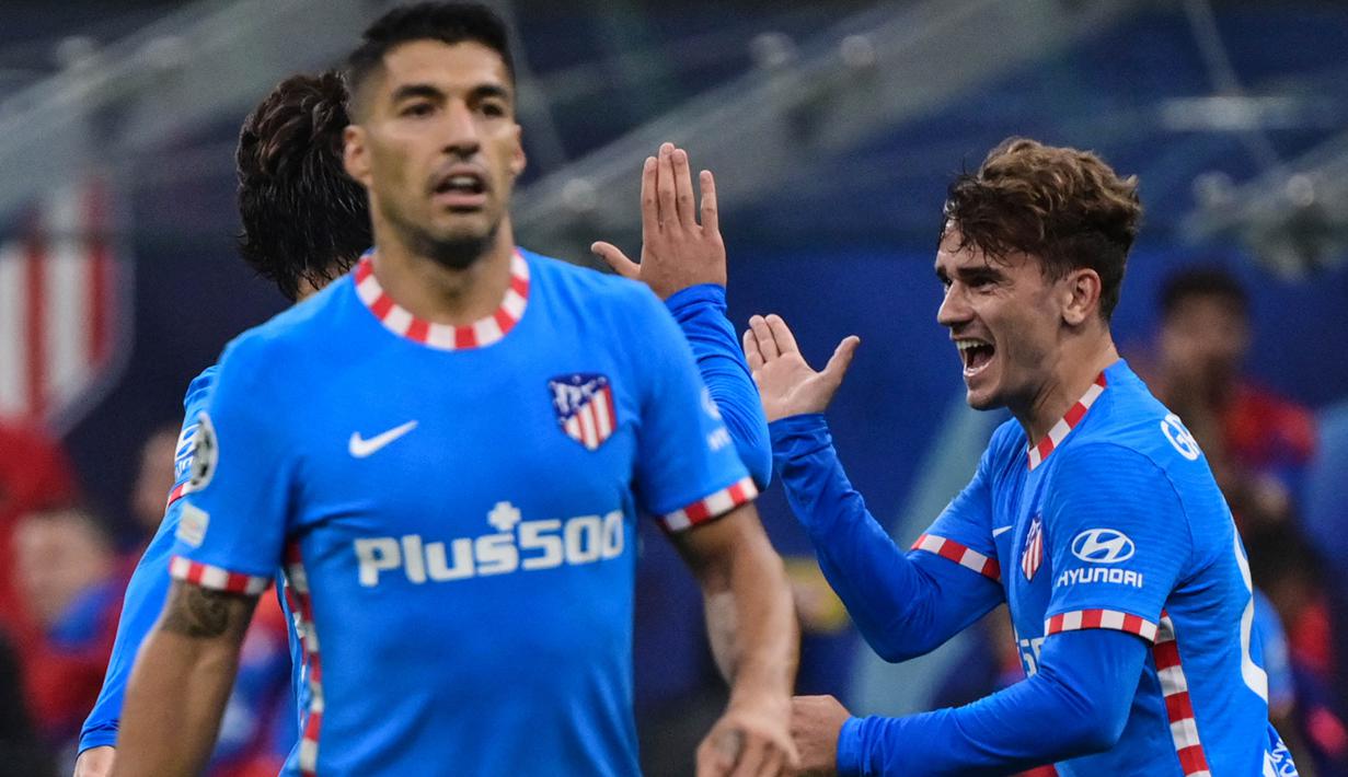 Duet Antoine Griezmann dan Luis Suarez secara dramatis membuahkan gol bagi Atletico Madrid di menit akhir pertandingan dan sukses mengalahkan AC Milan. (AFP/Miguel Medina)