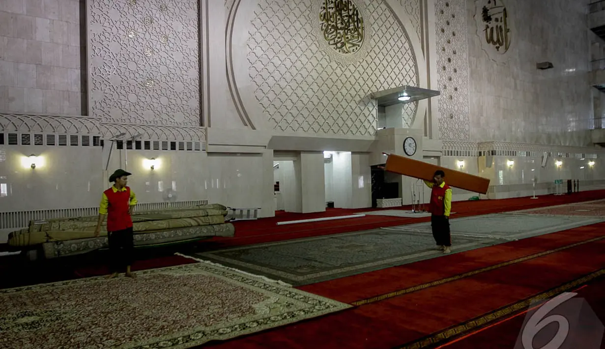Beberapa petugas saat melakukan persiapan untuk salat Idul Adha di Masjid Istiqlal besok, Jakarta, Sabtu (4/10/14). (Liputan6.com/Faizal Fanani)