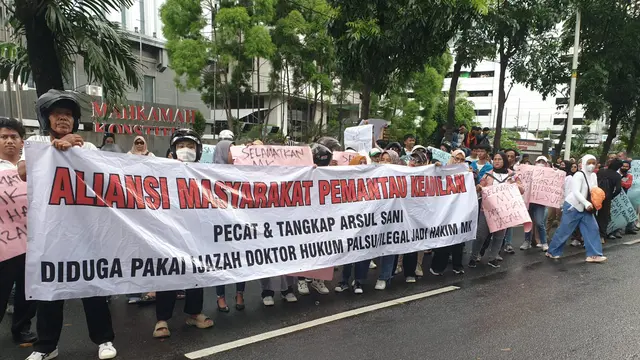 Sejumlah massa yang tergabung dalam Aliansi Masyarakat Pemantau Keadilan menggelar aksi unjuk rasa di depan Gedung Mahkamah Konstitusi (MK), Jakarta.