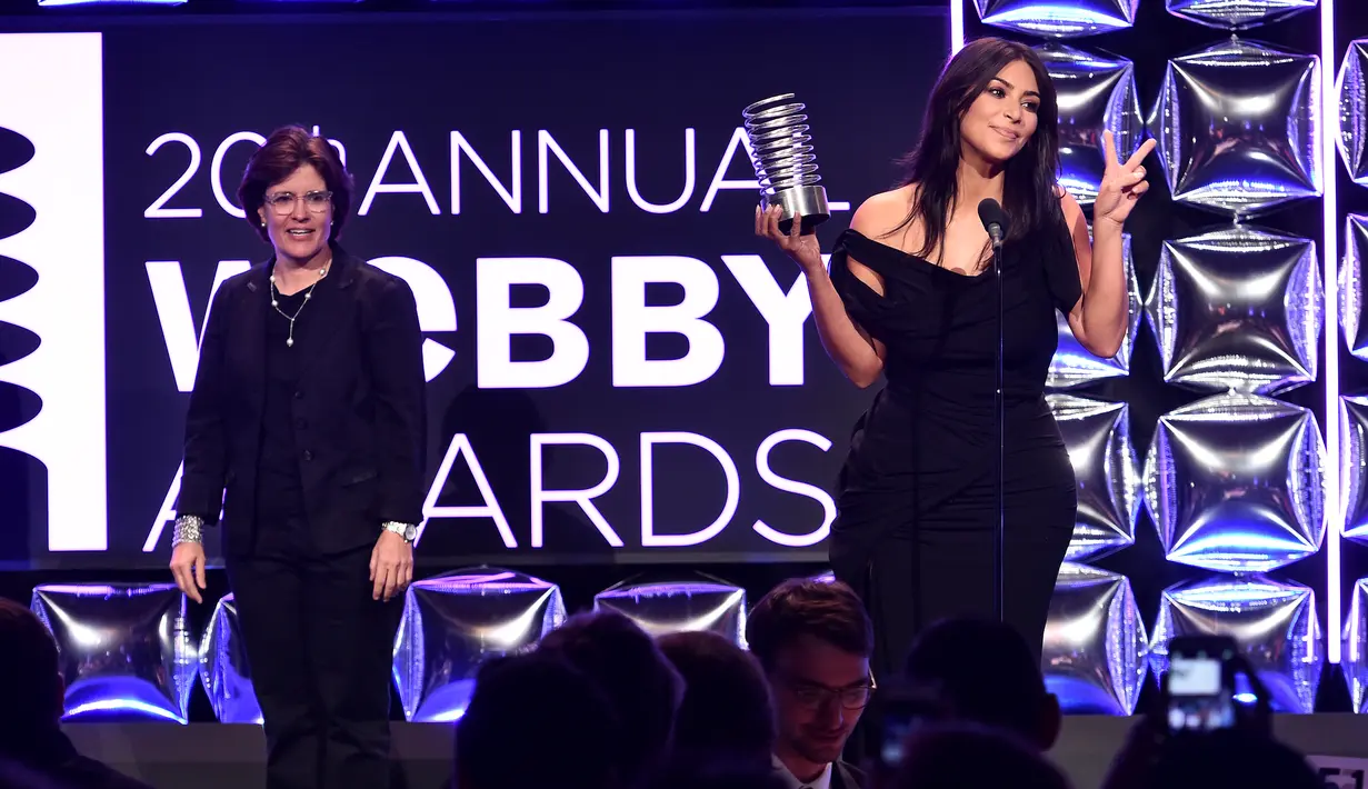 Saat menerima penghargaan dari Webby Awards 2016, Kim Kardasihan mengucapkan janji Narsis telanjang sampai dirinya mati. (AFP/Bintang.com)