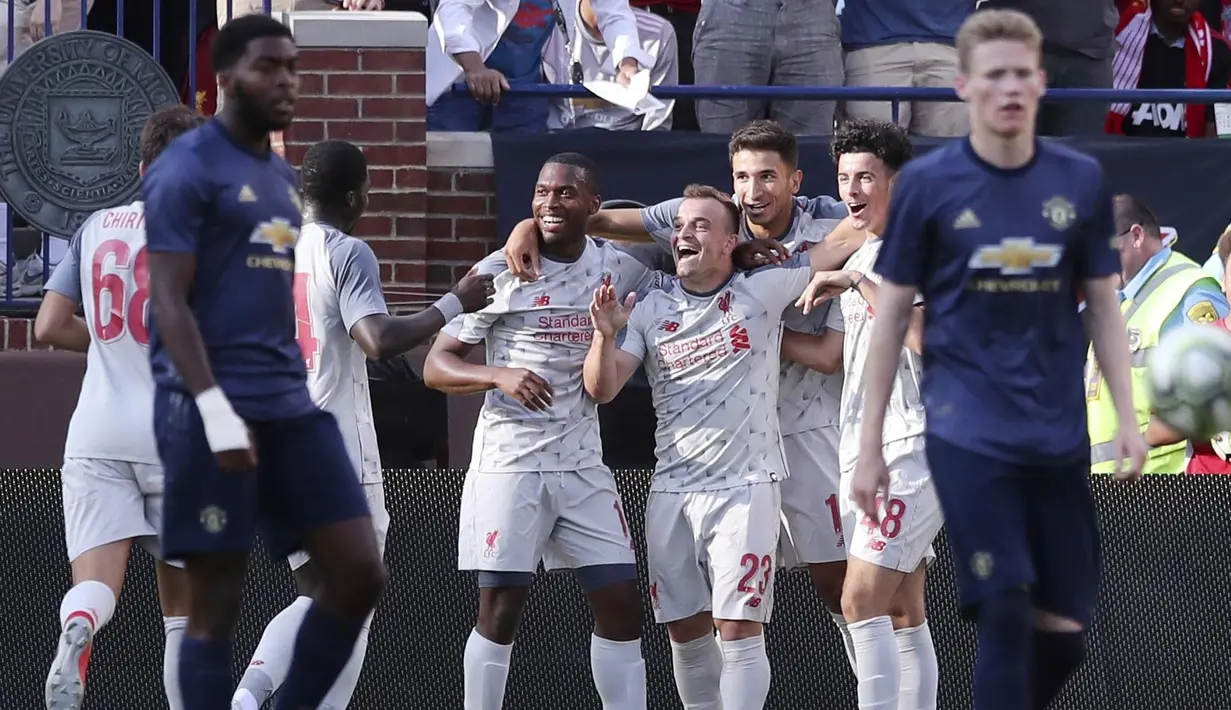 Para pemain Liverpool merayakan gol yang dicetak oleh Xherdan Shaqiri ke gawang Manchester United pada laga ICC 2018 di Stadion Ann Arbor, Michigan, Minggu (29/7/2018). Liverpool menang 4-1 atas Manchester United. (AP/Carlos Osorio)