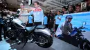 Presiden RI, Joko Widodo melihat salah satu motor yang dipamerkan pada Indonesia International Motor Show 2018 di JIExpo, Jakarta, Kamis (19/4). 38 merek kendaraan dipamerkan dan 350 perusahaan ikut dalam IIMS 2018. (Liputan6.com/Helmi Fithriansyah)