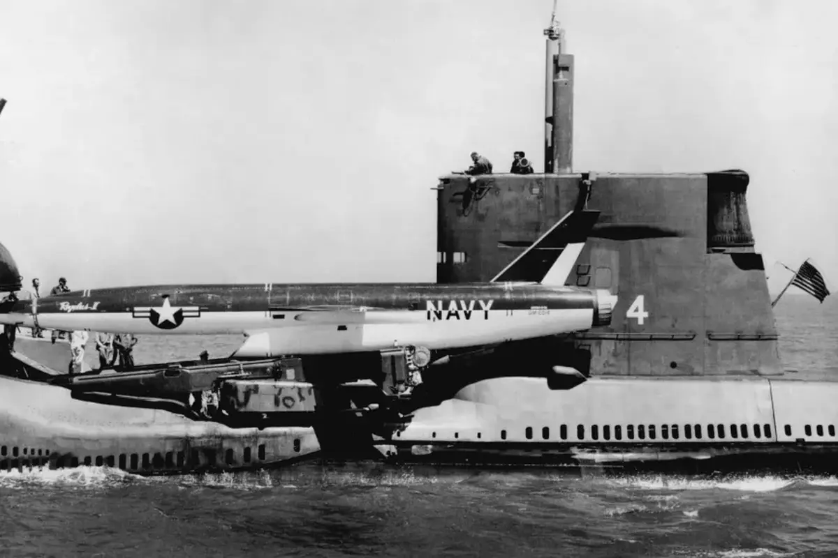 Rudal SSM-N-9 Regulus II di atas kapal USS Grayback milik Angkatan Laut Amerika Serikat diluncurkan pada 2 Juli 1957 di Mare Island. (Dok. U.S Navy)