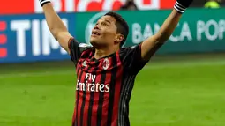 Penyerang AC Milan, Carlos Bacca melakukan selebrasi usai mencetak gol ke gawang Cagliari pada lanjutan Liga Italia di Stadion San Siro (9/1). Carlos Bacca menjadi penentu kemenangan dengan golnya yang dicetak pada menit 88. (AP Photo/Luca Bruno)