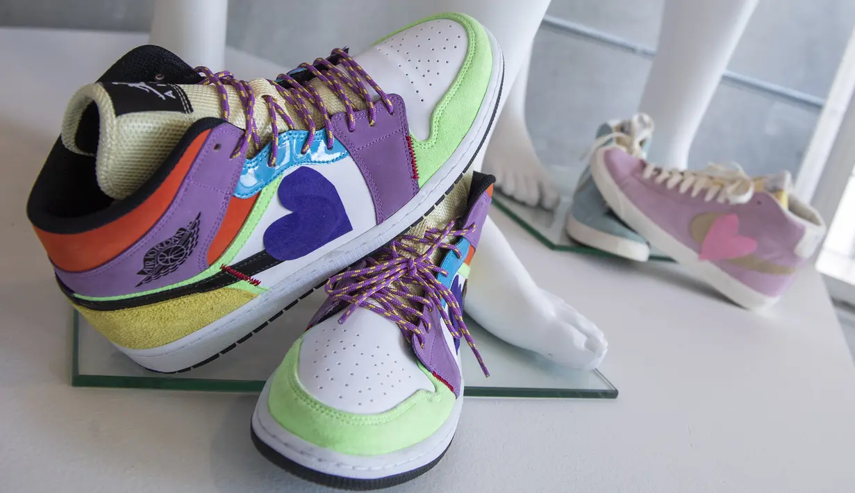 Nike Air multicolor high-top dan Nike Air kustom yang dikenakan anggota BTS, Jimin dan J-Hope pada video klip "Dynamite" mereka ditampilkan saat pratinjau pers Julien's Auctions MusiCares Charity Relief Auction, di Beverly Hills, California, Selasa (26/1/2021). (VALERIE MACON/AFP)