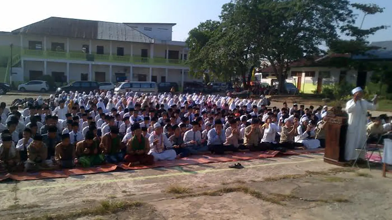 Minta Turun Hujan, Puluhan Santri di Palembang Salat Istisqa
