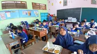 Siswa SDN Sinduadi Timur, Mlati, Sleman, DIY saat menikmati MBG. Jumat (17/1/2025), sekolah ini ditinjau Kepala Komunikasi Kepresidenan, Hasan Hasbi. (Kukuh Setyono)