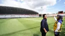 Ketua Umum PSSI Erick Thohir (kiri) berbincang dengan Direktur Prasarana Strategis Ditjen Cipta Karya Kementerian PUPR Essy Asiah saat meninjau stadion Gelora Sriwijaya Jakabaring (GSJ) yang diperuntukkan untuk arena Piala Dunia U-20 2023 di Jakabaring Sport City (JSC), Palembang, Sumatera Selatan, Sabtu (11/3/2023). (Dok. LOC)