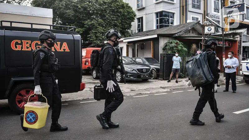 Tim Gegana Polri Amankan Barang Bukti di Rumah Milik Terduga Teroris