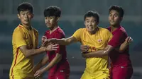 Bek Timnas Indonesia, Kadek Raditya, menjaga ketat bek China, Wang Jinze, pada laga PSSI 88th U-19 di Stadion Pakansari, Jawa Barat, Selasa (25/9/2018). Indonesia kalah 0-3 dari China. (Bola.com/Vitalis Yogi Trisna)