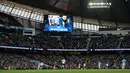 Sebuah layar menampilkan foto para anggota band  Viola Beach dan manajer mereka menjelang laga Manchester City dan Tottenham Hotspur di Inggris, Minggu (14/2). Empat personel band asal Inggris itu tewas dalam kecelakaan mobil di Swedia. (Oli SCARFF/AFP)