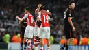Pemain Arsenal merayakan kemenangan atas Besiktas (1-0) di play-off Liga Champions di Stadion Emirates, London, (28/8/2014). (AFP PHOTO/Ben Stansall)