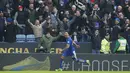 Pemain Leicester City, Leonardo Ulloa merayakan golnya ke gawang Norwich City bersama suporter pada lanjutan Liga Inggris pekan ke-27 di Stadion King Power, Sabtu (27/2/2016) malam WIB. (Reuters/Andrew Yates)