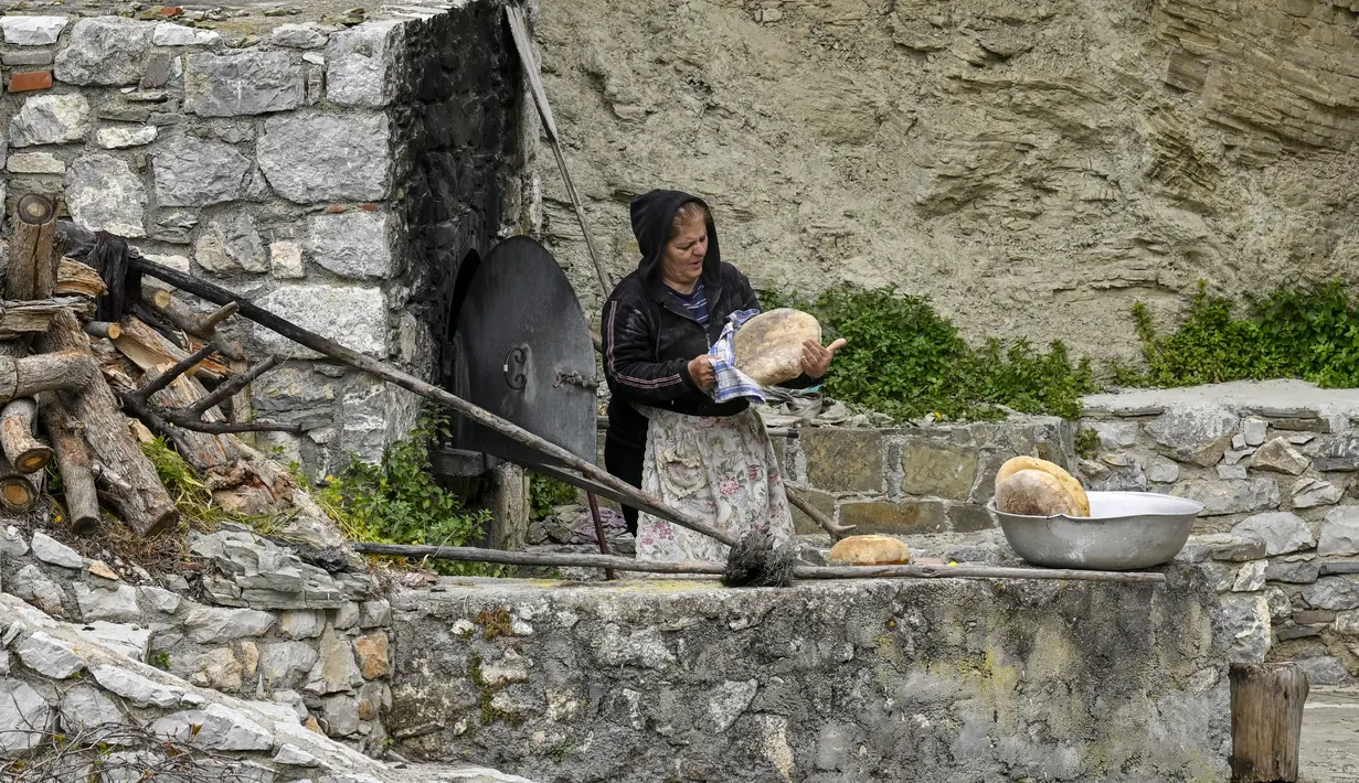 Di antara tradisi yang bertahan adalah sistem warisan era Bizantium yang memberikan harta ibu kepada anak perempuan tertua, kata sejarawan lokal Giorgos Tsampanakis. (Louisa GOULIAMAKI / AFP)