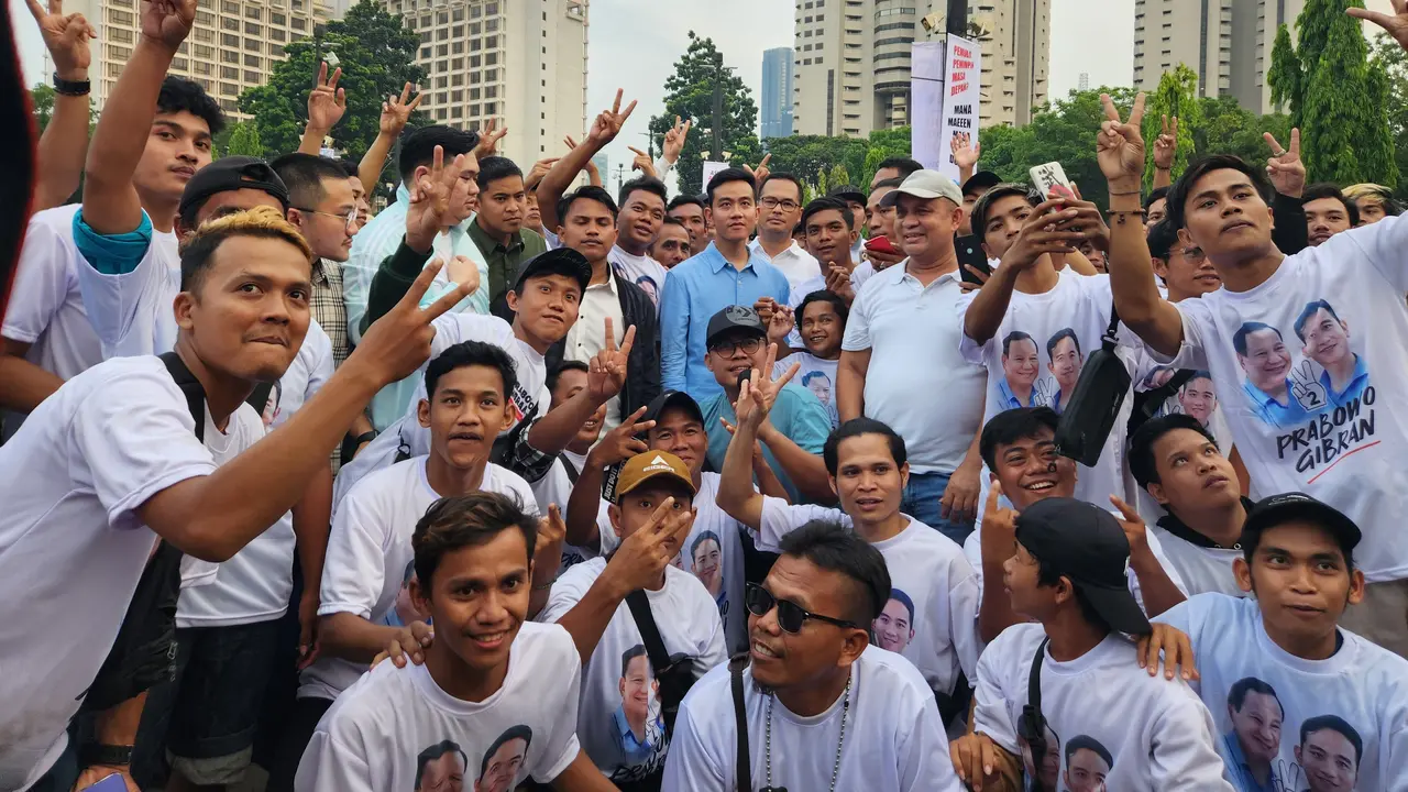 Calon Wakil Presiden nomor urut 2 Gibran Rakabuming Raka menghadiri deklarasi 2.000 pedagang kopi keliling atau starling di Parkir Timur, Gelora Bung Karno, Senayan