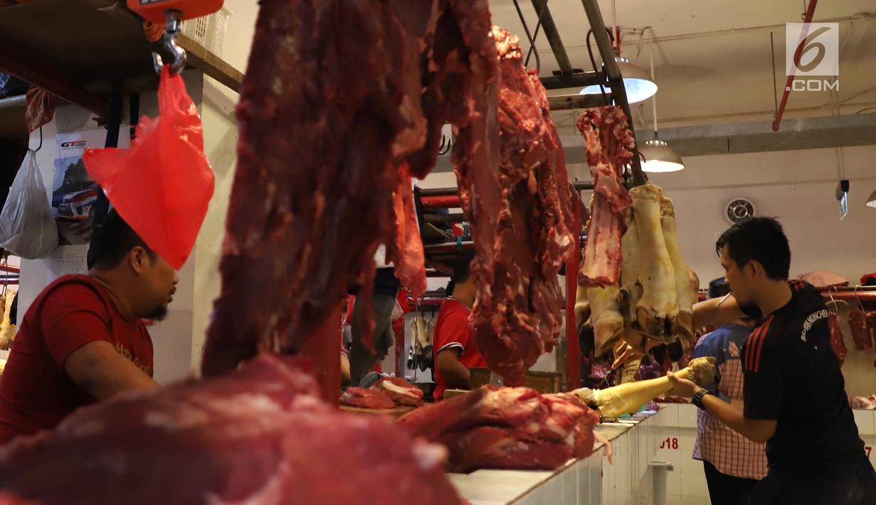 Suasana jual beli daging sapi di Pasar Senen, Jakarta, Selasa (29/5). Rata-rata pedagang masih menjual daging sapi seharga Rp 120 ribu per kilogram. (Liputan6.com/Angga Yuniar)