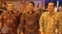 Kepala BKPM, Franky Sibarani (tengah) dan Deputi Bidang Pengendalian Pelaksanaan Penanaman Modal BKPM, Azhar Lubis (kanan) usai memberikan keterangan pers di Gedung BKPM, Jakarta, Kamis (21/1/2016). (Liputan6.com/Angga Yuniar)