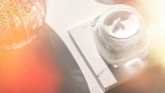 Beda Day Cream vs Night Cream yang Wajib Kamu Tahu, Perlu Pakai Keduanya?