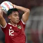 Pemain Timnas Indonesia, Pratama Arhan melakukan lemparan ke dalam pada laga FIFA Matchday melawan Argentina yang berlangsung di Stadion Utama Gelora Bung Karno (SUGBK), Senayan, Jakarta, Senin (19/06/2023). (Bola.com/Bagaskara Lazuardi)