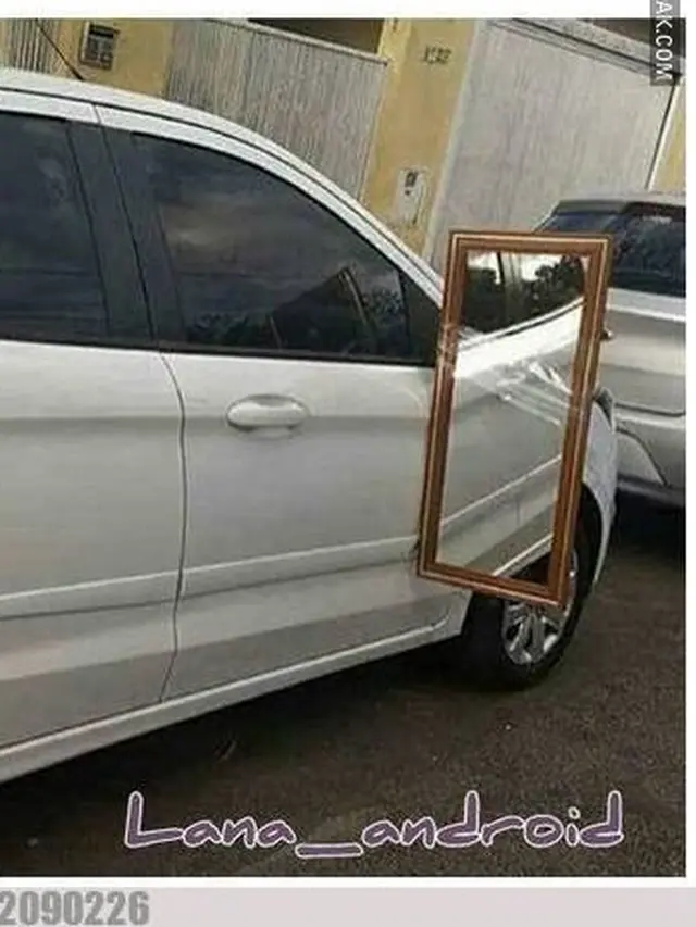 5. Apakah ini yang disebut spion low budget? Bikin salah fokus nih.