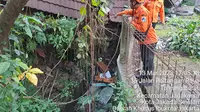Personel BPBD DKI Jakarta saat berada di lokasi kejadian tanah longsor  di Jalan Nangka Ujung Nomor 27 RT 005/ RW 005, Tanjung, Jagakarsa, Jakarta Selatan. (Liputan6.com/Winda Nelfira)