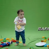 Yuk mengintip sederet wajah imut Rafathar saat berada di lokasi syuting. (Instagram/rafatharmovie)