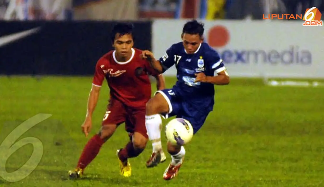 M Fatcurroochman (Timnas U19 - kiri) mencoba menahan laju peyerang PSIS Semarang Franky (Liputan6.com/Helmi Fithriansyah).