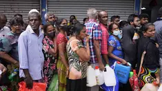 Warga mengantre membeli minyak tanah di tengah kelangkaan gas untuk memasak di Kolombo, Sri Lanka, Selasa, 17 Mei 2022. Warga beralih menggunakan minyak tanah untuk memasak di tengah kelangkaan gas di mana antrean panjang terlihat dan kerap berubah menjadi aksi protes dadakan karena konsumen mulai frustasi dan khawatir kehabisan stok. (AP Photo/Eranga Jayawardena)