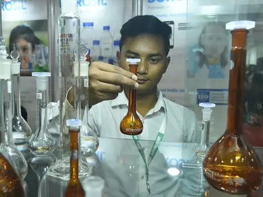 Seorang pengunjung mengamati sebuah gelas labu laboratorium dalam Pameran Farmasi Asia di Dhaka, Bangladesh, Jumat (28/2/2020). Pameran yang berfokus pada produk dan layanan medis serta teknologi farmasi ini berlangsung pada28 Februari hingga 1 Maret 2020. (Xinhua/Str)