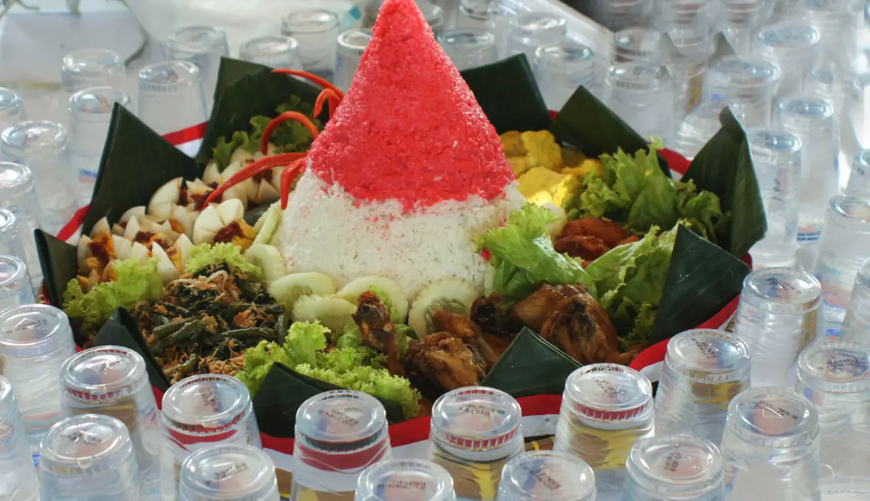 12. Menghias tumpeng
Jika ad ahubungannya dengan kesenian, Pisces akan maju duluan. Lomba menghias tumpeng dibutuhkan sentuhan artistik agar bisa menang, dan Pisces sangat paham hal itu. (Joko utomo/Shutterstock)