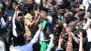 Simpatisan calon Ketua Umum PBNU KH Muhammad Yusuf Chudlori atau Gus Yusuf menggelar aksi demonstrasi di pintu akses Sidang Pleno IV Muktamar ke-35 Nahdlatul Ulama (NU) di Gedung Serba Guna, Pondok Pesantren Bahrul Ulum, Jombang, Jawa Timur, Minggu, 30 Agutus 2026. (Liputan6.com/ Ahmad Apriyono)