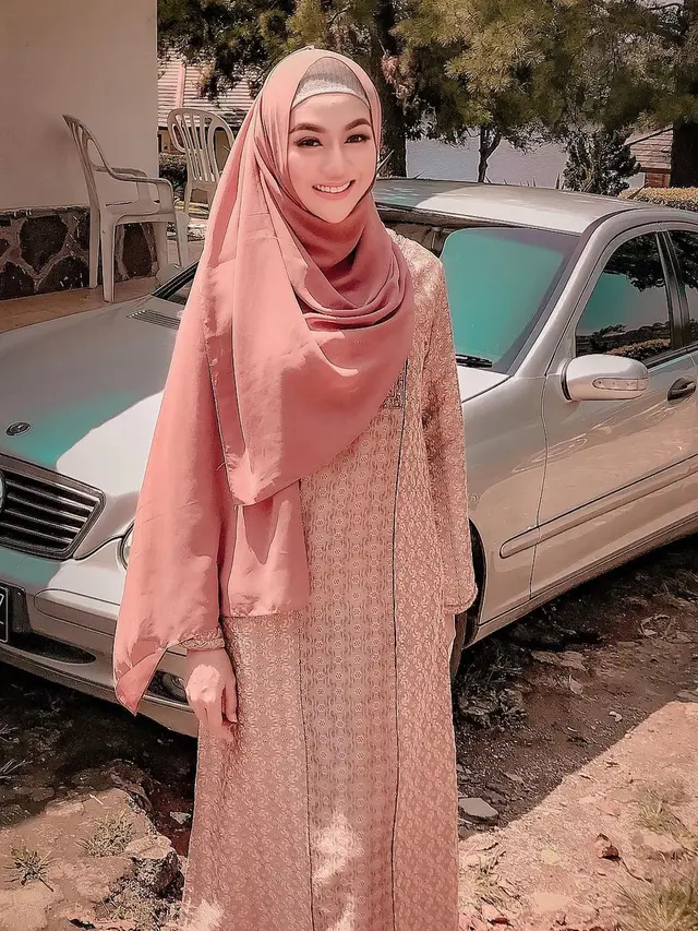 7 Gaya Sania Velova Adik Barbie Kumalasari Tampil Pakai Hijab Ini Makin Menawan