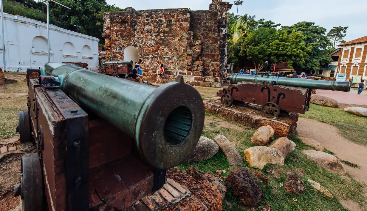 Sejumlah turis berpose untuk difoto di Porta De Santiago di Melaka, Malaysia, 18 September 2020. Industri pariwista Melaka sempat terdampak parah oleh pandemi COVID-19, namun karena kini warga Malaysia dapat bepergian di dalam negeri, Melaka perlahan kembali bangkit. (Xinhua/Zhu Wei)