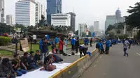 Massa demonstrasi di Patung Kuda Jalan Medan Merdeka Barat, Jakarta Pusat saat menjalani ibadah salat ashar. (Foto: Nanda Perdana Putra/Liputan6)