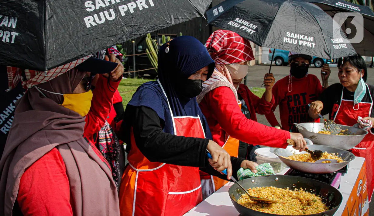 Mereka menuntut DPR memprioritaskan pembahasan dan pengesahan UU Perlindungan Pekerja Rumah Tangga (PPRT) tahun ini. (Liputan6.com/Faizal Fanani)