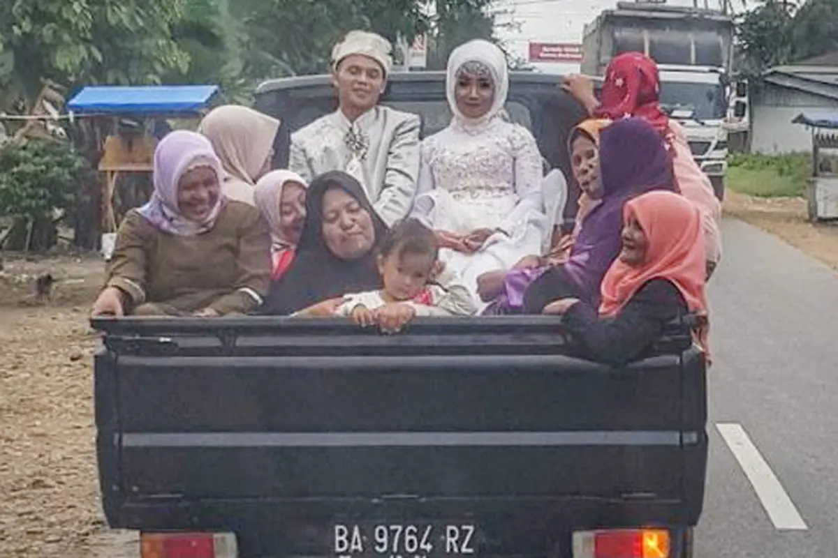 Pengantin di Mobil Pick Up