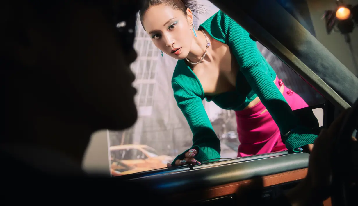 Yuri SNSD tampak anggun dan seksi dengan setelah busana berwarna pink dan hijau. (Foto: Twitter/ Girls' Generation)