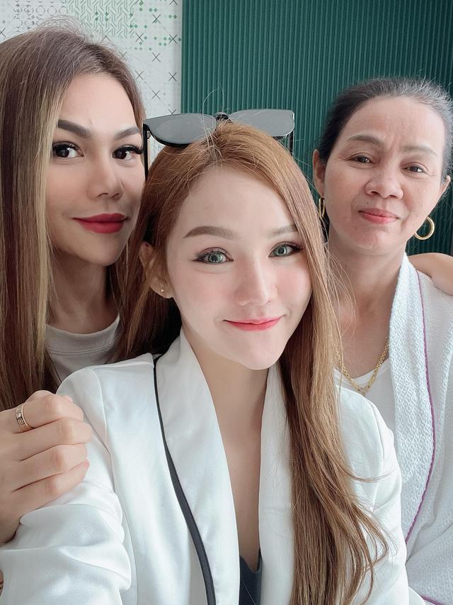 6 Potret Terbaru DJ Katty Butterfly yang Dipuji Hidungnya Semakin Mancung