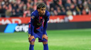 Pemain Barcelona, Lamine Yamal, tampak lesu setelah ditaklukkan Girona pada pekan ke-24 La Liga di Stadion Montilivi, Selasa (17/2/2026). (AP Photo/Joan Monfort)