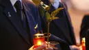Karyawan maskapai Germanwings menyalakan lilin di kantor pusat di Bandara Cologne Bonn, Jerman, Selasa (24/3/2015). Pesawat yang membawa 150 penumpang itu jatuh dalam perjalanan dari Barcelona, Spanyol menuju Dusseldorf, Jerman. (REUTERS/Wolfgang Rattay)