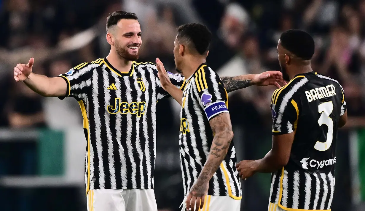 Kemenangan atas Fiorentina membuat Juventus tetap berada di posisi tiga klasemen sementara Liga Italia Serie A 2023/2024 dengan raihan 62 dari 31 laga. (Marco BERTORELLO/AFP)